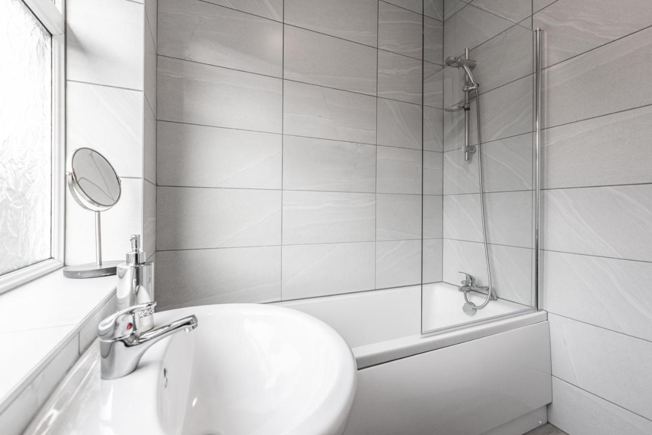 Connaught House - Wi-Fi, Parking, Contractors Villa Preston  Bagian luar foto